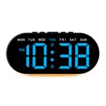 Réveil numérique LED noir affichant 10h38 avec jours de la semaine en bleu sur fond blanc