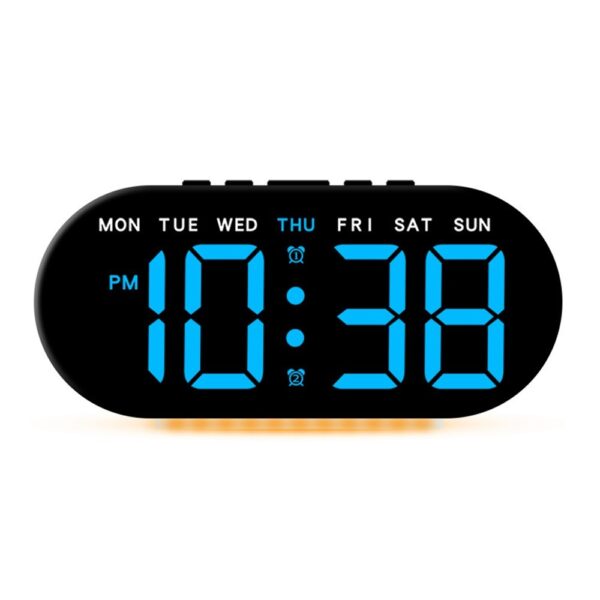 Réveil numérique LED noir affichant 10h38 avec jours de la semaine en bleu sur fond blanc Réveil numérique LED noir affichant 10h38 avec jours de la semaine en bleu sur fond blanc