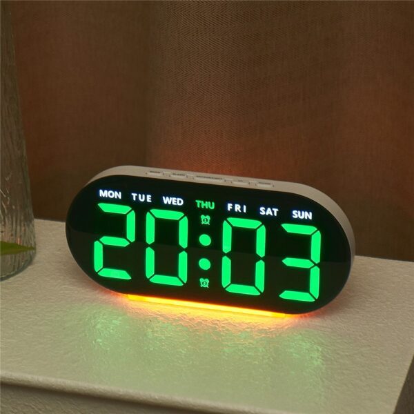 Réveil numérique LED multifonction noir avec affichage vert 20h09 sur table en bois