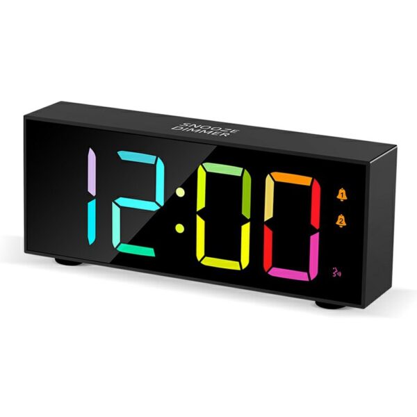 Réveil numérique LED ultra-fin noir avec affichage multicolore et touches Snooze/Dimmer visibles. Réveil numérique LED ultra-fin noir avec affichage multicolore et touches Snooze/Dimmer visibles.