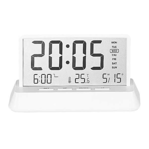 Réveil numérique multifonction blanc avec écran large affichant l'heure, la température, la date et le jour de la semaine. Réveil numérique multifonction blanc avec écran large affichant l'heure, la température, la date et le jour de la semaine.