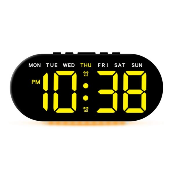 Réveil numérique LED affichage jaune 10h30 PM fond noir avec lumière ambiance orange Réveil numérique LED affichage jaune 10h30 PM fond noir avec lumière ambiance orange