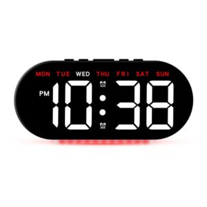 Réveil numérique LED noir avec affichage de l'heure et des jours de la semaine, fond blanc.