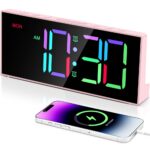 Réveil numérique RGB rose affichant heure colorée avec smartphone en charge sans fil