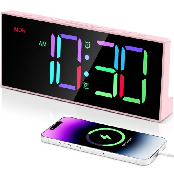 Réveil numérique RGB rose affichant heure colorée avec smartphone en charge sans fil