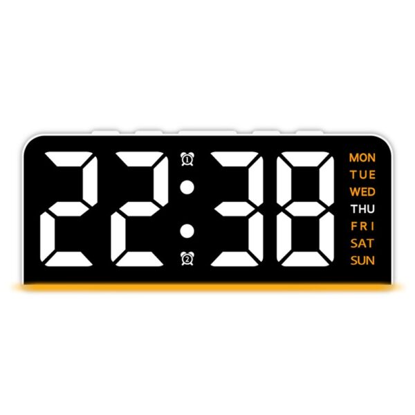 Réveil numérique station météo affichant l'heure 22:38 et les jours de la semaine sur fond noir, vue de face. Réveil numérique station météo affichant l'heure 22:38 et les jours de la semaine sur fond noir, vue de face.