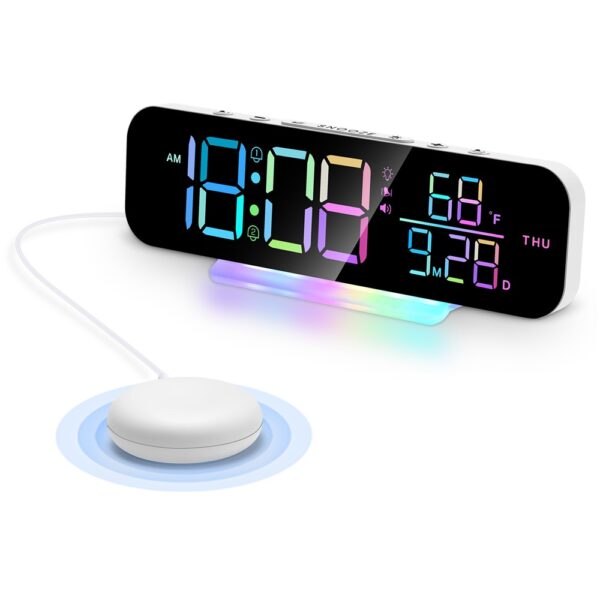 Réveil numérique vibrant avec coussin shaker, écran RGB 8 couleurs, vue de face sur fond blanc Réveil numérique vibrant avec coussin shaker, écran RGB 8 couleurs, vue de face sur fond blanc
