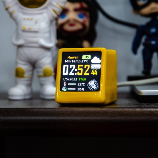 Station météo connectée WiFi en jaune, affichant l'heure et la météo de Hawaii sur une table en bois. Station météo connectée WiFi en jaune, affichant l'heure et la météo de Hawaii sur une table en bois.